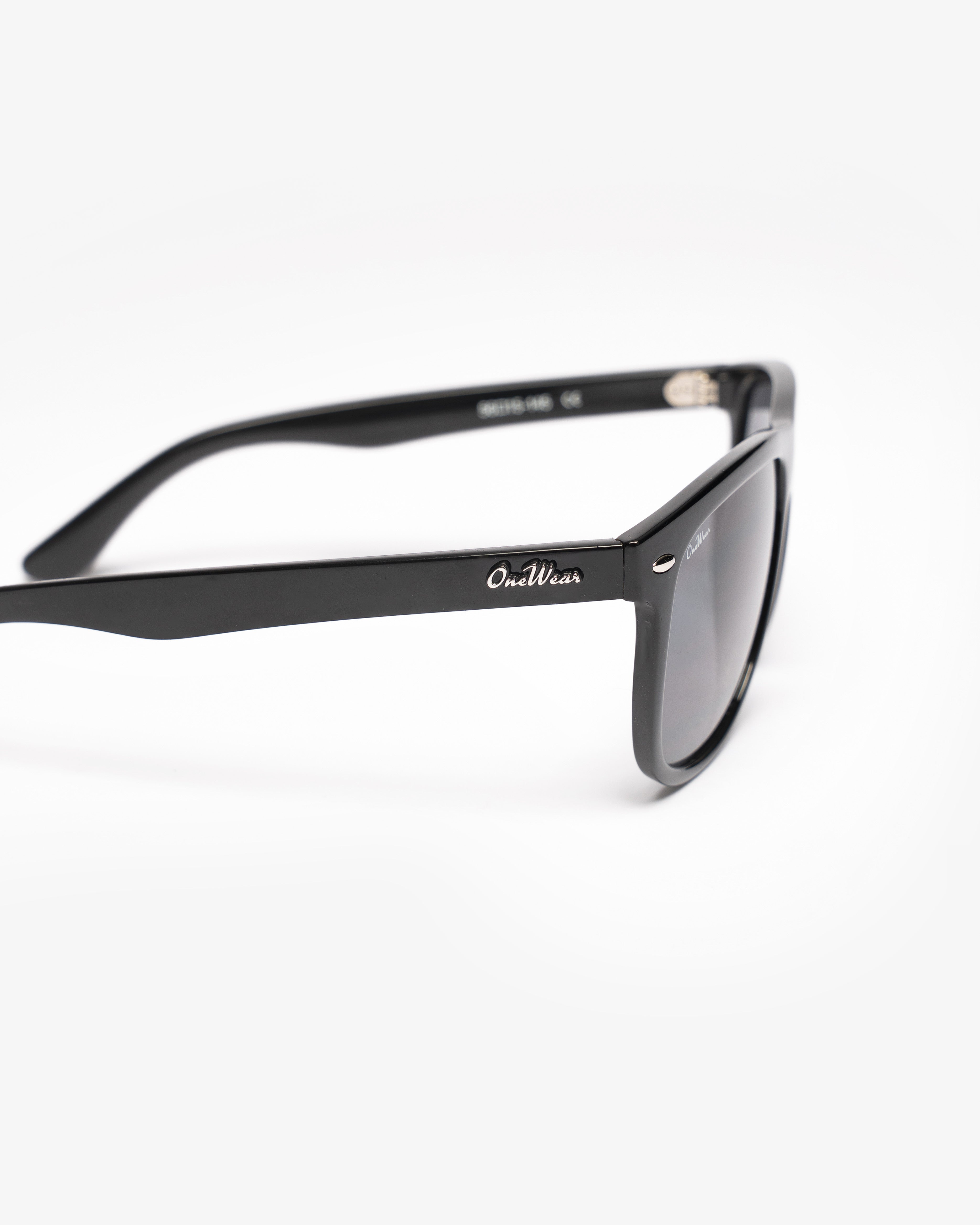 Black Shades solglasögon i svart från OneWear